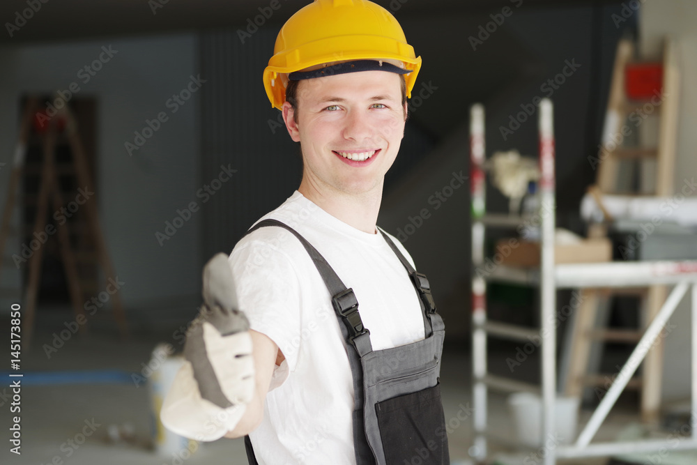Handwerker positiv lächelnd auf einer Baustelle Handwerker positiv lächelnd auf einer Baustelle