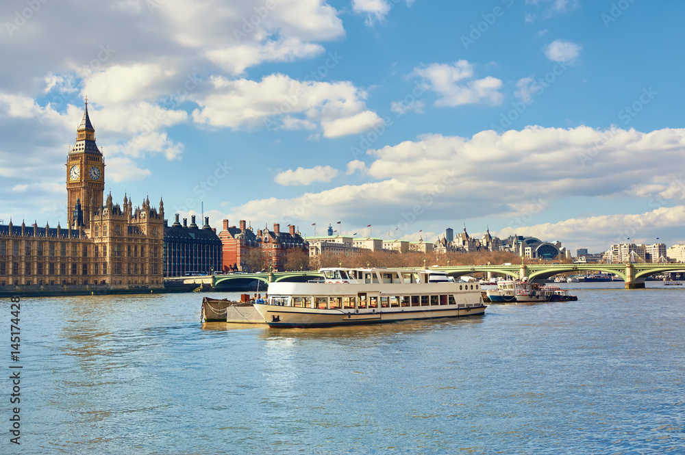 Obraz premium Passenger ships and service boats in front of Parliament of London