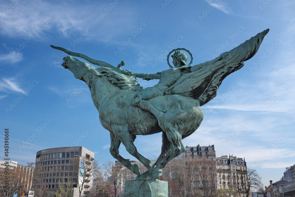 Statue de Jeanne d'Arc. Pont Bir Hakeim, Paris, France. Joan Of Arc