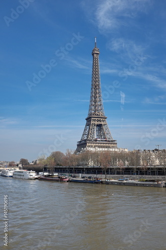 Tour Eiffel, ciel bleu. Verticale sur la Seine.