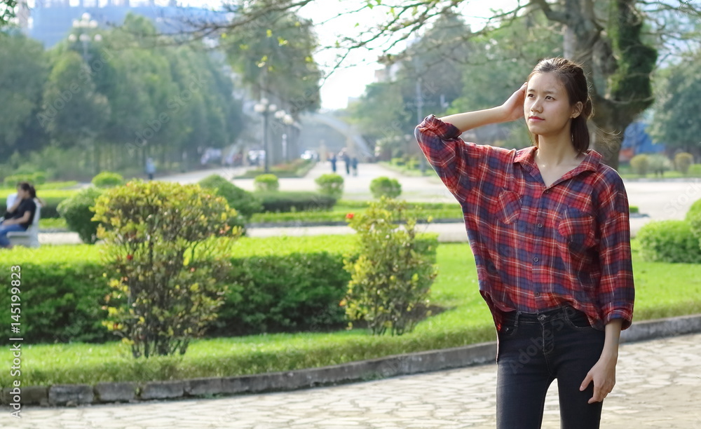 ベトナム旅行　若い女性