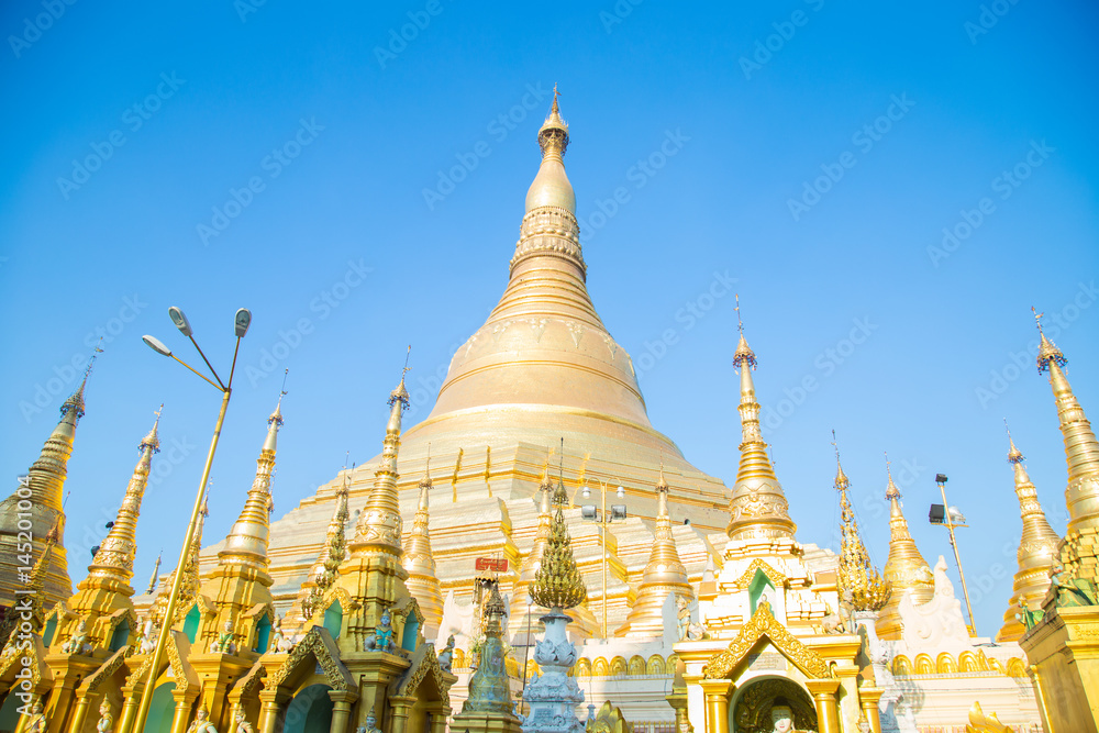 Naklejka premium shwedagon pagoda in myanmar