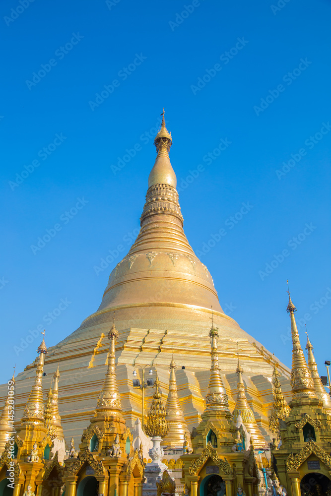 Fototapeta premium shwedagon pagoda in myanmar