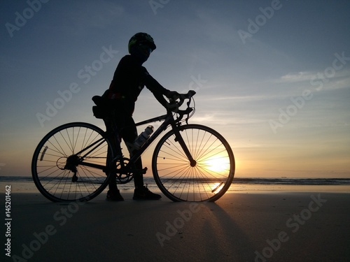 Cycling to a seaside in the Gulf of Thailand. © Warunya