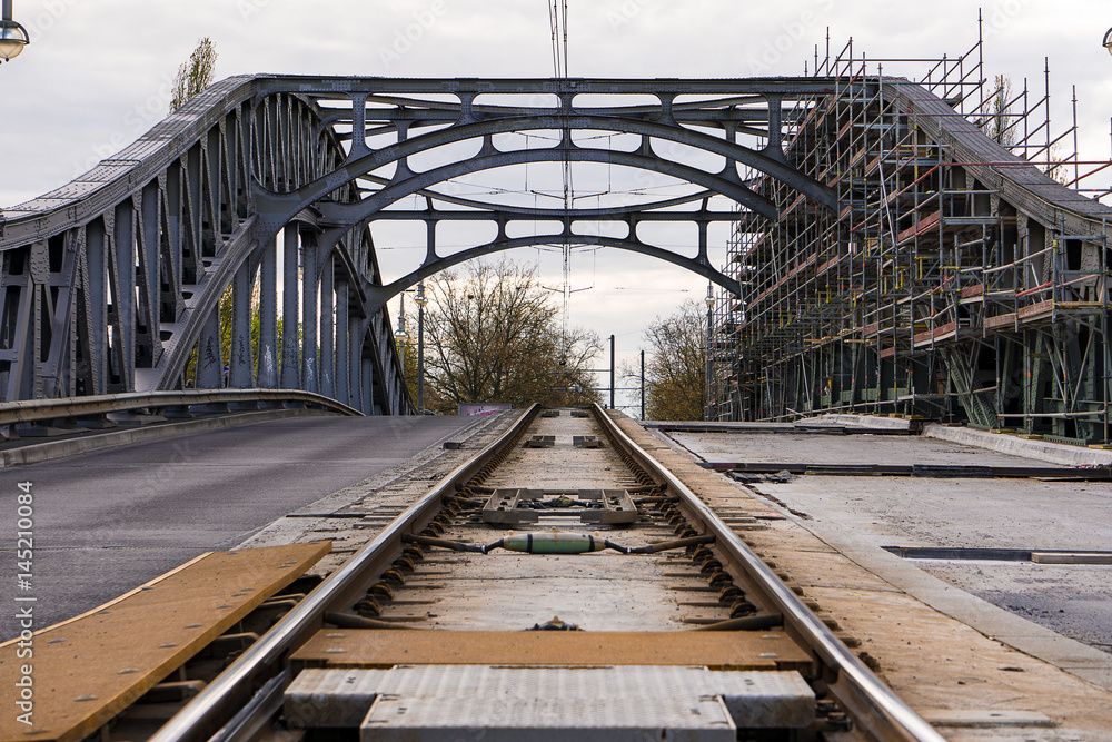 Restaurierungsarbeiten auf der Bösebrücke in Berlin