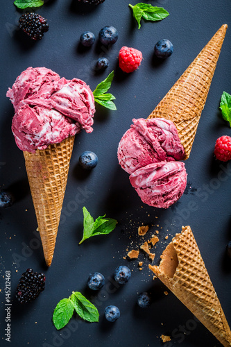 Tela Sweet ice cream with berry fruits on blackboard