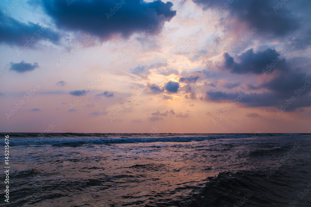 Obraz premium Sunset over the waters of the Indian Ocean.