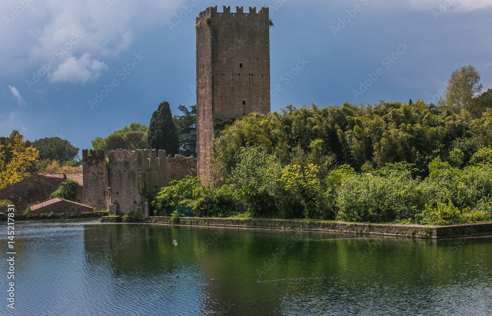 Antico castello nell'oasi di Ninfa in Lazio