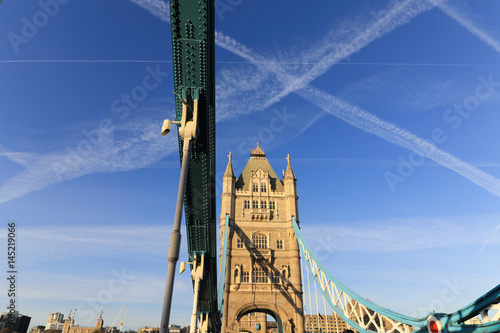 Line pattern and the Tower Bridge