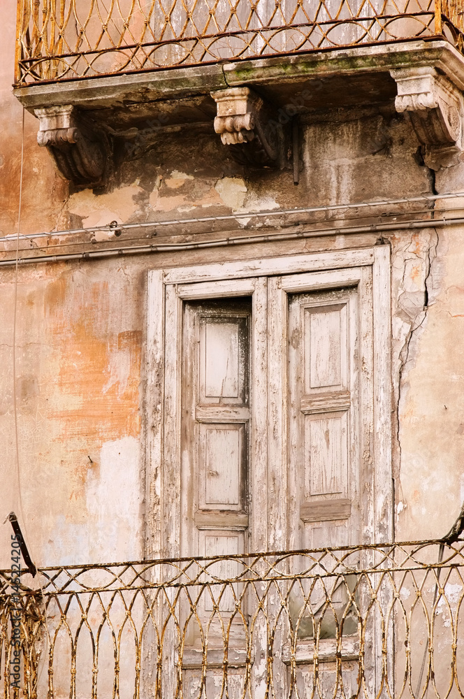 Taranto altes Fenster in Italien - old window in Italy
