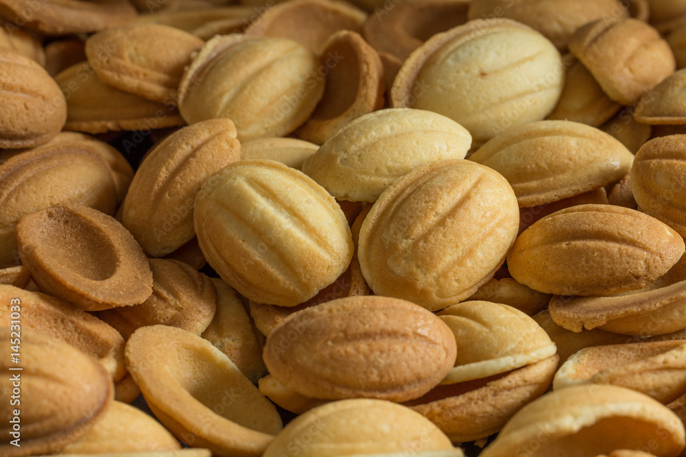 Obraz premium Many of cookies in walnut form