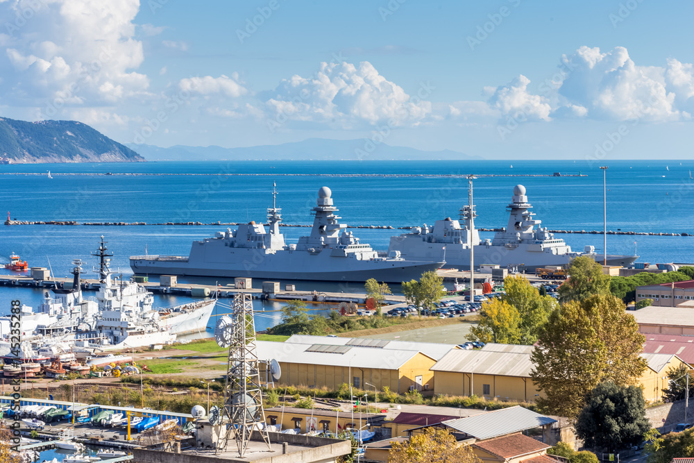 navires de guerre dans le port de la Spézia, Italie 