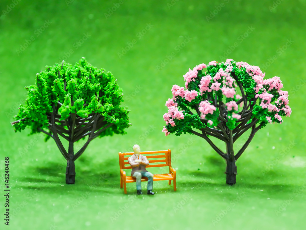 Obraz premium Miniature people sit on chair business traveler concept Tree model of a miniature chair