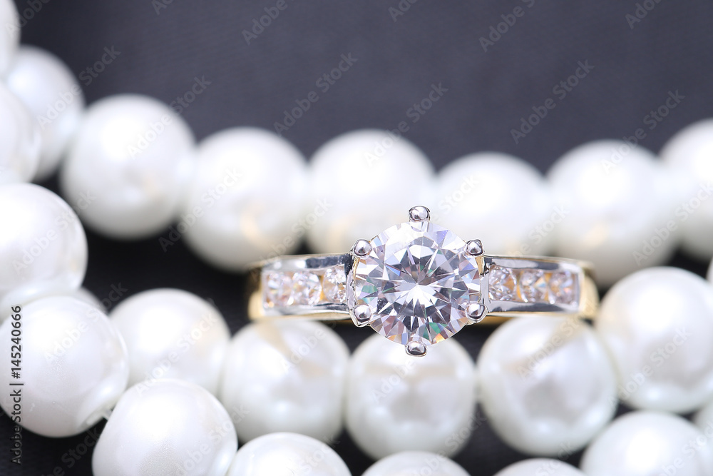Naklejka premium Golden ring with diamond and pearl