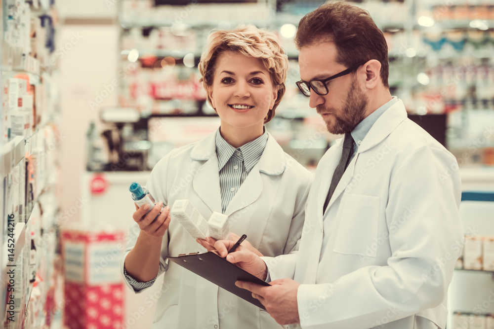 Obraz premium Couple of pharmacists
