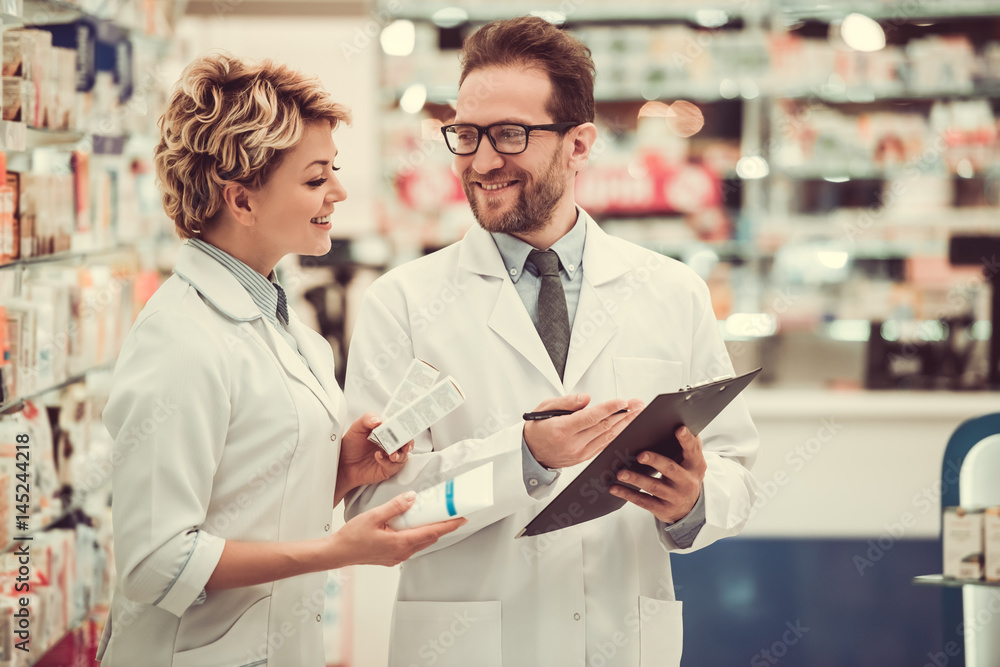 Obraz premium Couple of pharmacists