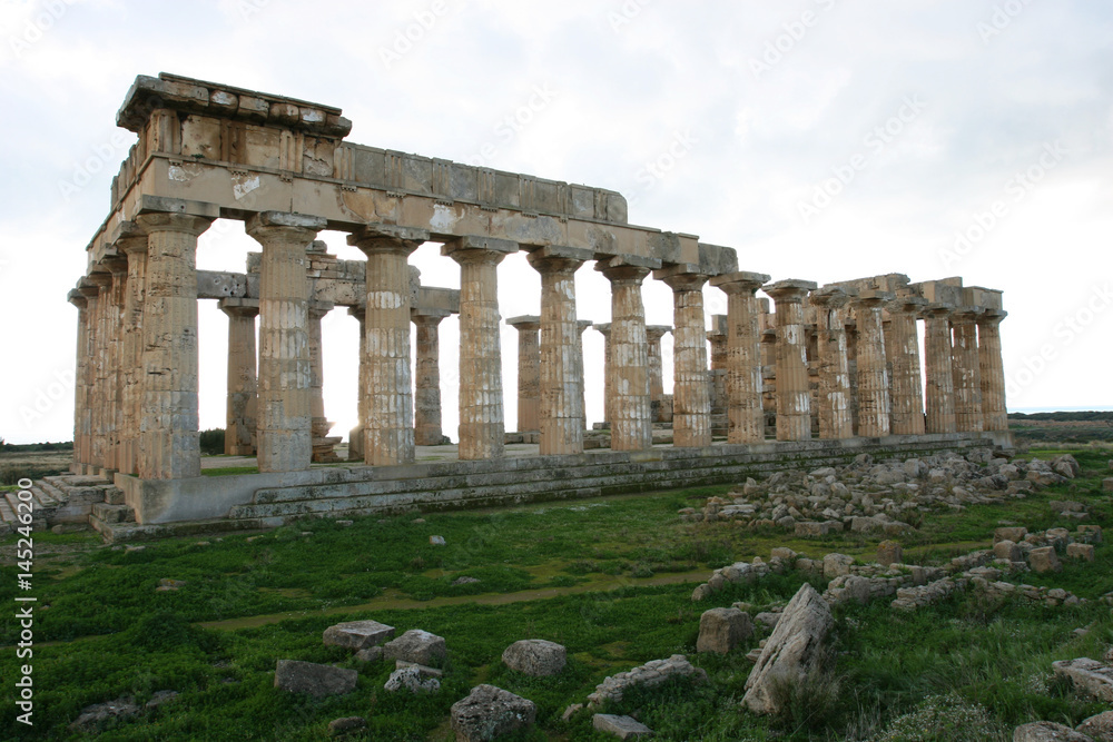 Griechischer Tempel der archäologischen Ausgrabungsstätte Marinella di Selinunte auf der Insel Sizilien