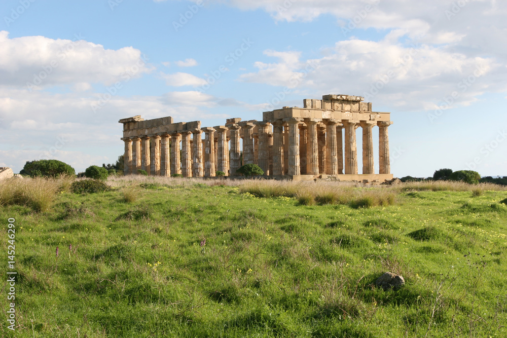 Griechischer Tempel der archäologischen Ausgrabungsstätte Marinella di Selinunte auf der Insel Sizilien Griechischer Tempel der archäologischen Ausgrabungsstätte Marinella di Selinunte auf der Insel Sizilien