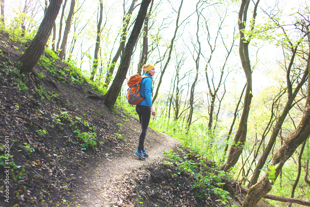 Obraz premium The girl with the backpack.