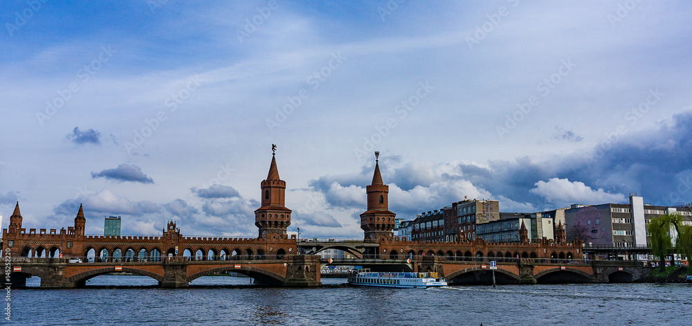 Fototapeta premium Ein Fahrgastschiff fährt unter der Oberbaumbrücke in Berlin hindurch