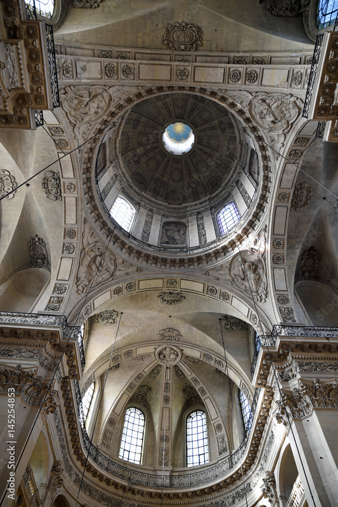 Obraz premium Voûtes et coupole de l'église Saint-Paul à Paris, France