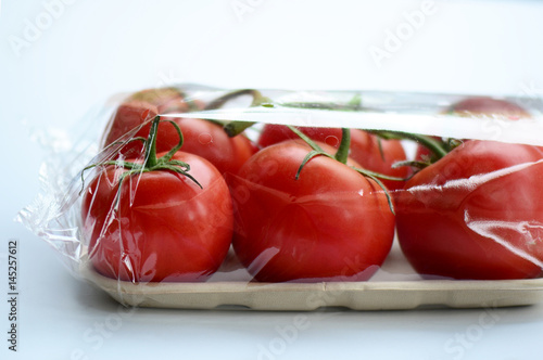 Foto Plastic Wrapped Tomatoes