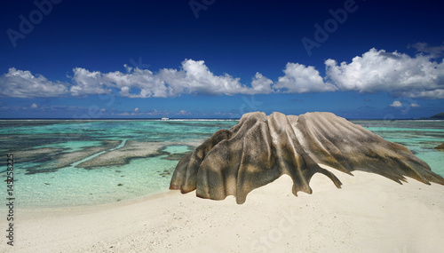 großer Granitstein am Anse Source D`argent - Seychellen photo