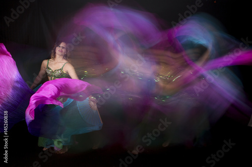 Fotografia Bailarina de la danza del vientre con pañuelos
