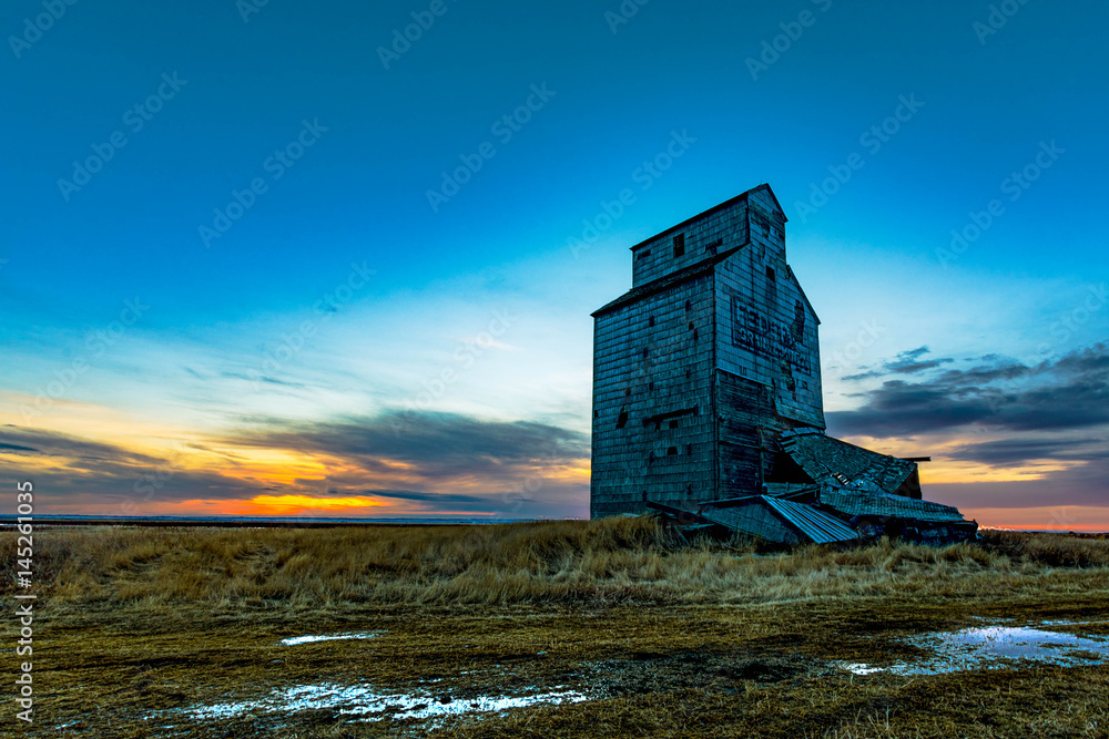 Grain Elevators on the Prairies  - obrazy, fototapety, plakaty 