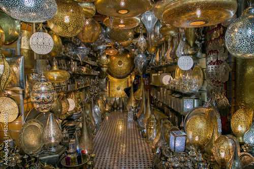 Geschäft mit Lampen auf einem  Basar in  Marrakesch, Marokko