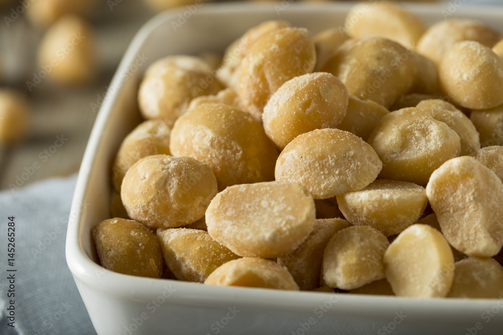 Roasted Macadamia Nuts with Sea Salt Roasted Macadamia Nuts with Sea Salt