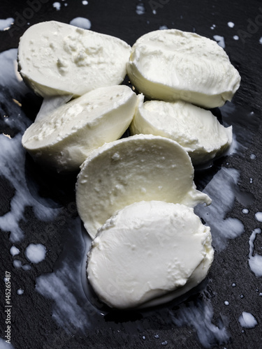  Freschissime mozzarelle fiordilatte su lastra di ardesia nera