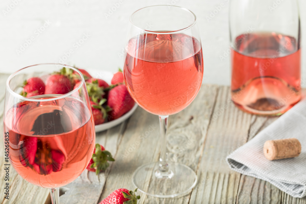 Refreshing Pink Rosé Wine Refreshing Pink Rosé Wine