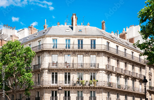 Obraz na płótnie Parisian building, France w salonie