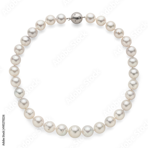 Fototapeta Round graduated luster pearl necklace with diamond white gold ball clasp - white