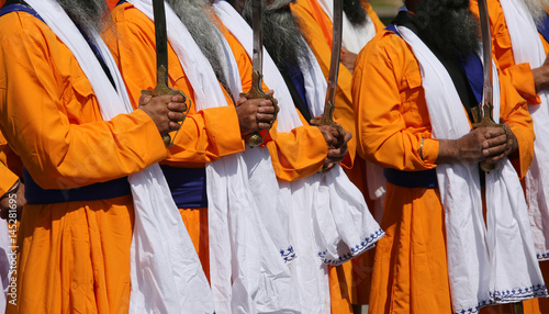 Fotografie men with the swords and cerimonial clothes druing a sikh parade