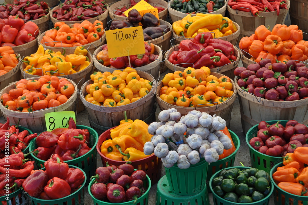 Körbe mit Paprika auf einem Markt in Montreal, Quebec, Kanada