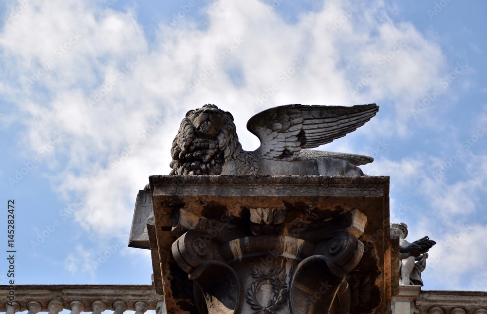 Leone di Venezia in Piazza delle Erbe a Verona