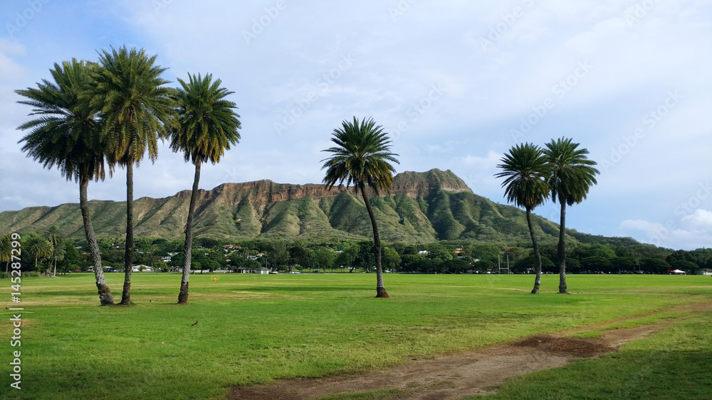 Diamond Head on the Hawaiian island of Oʻahu. The volcanic tuff cone is also called Lēʻahi. The photo was taken at the Kapiolani Regional Park in Honolulu