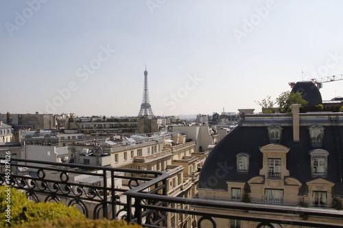 Tour Eiffel vue depuis un balcon à Paris © Atlantis
