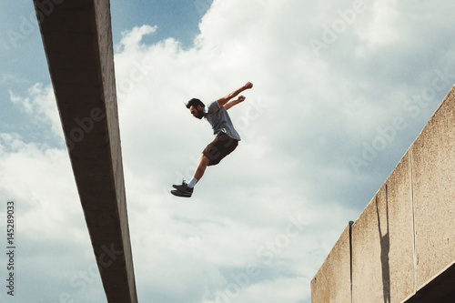 Fotografie young man doing parkour in the city