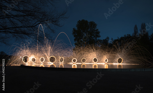 Fotografija burning steel wool event in the park