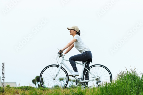 自転車に乗っている女性,サイクリング