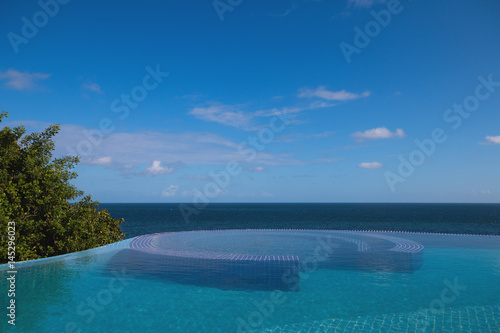 Infinity pool by the sea © Gustavo