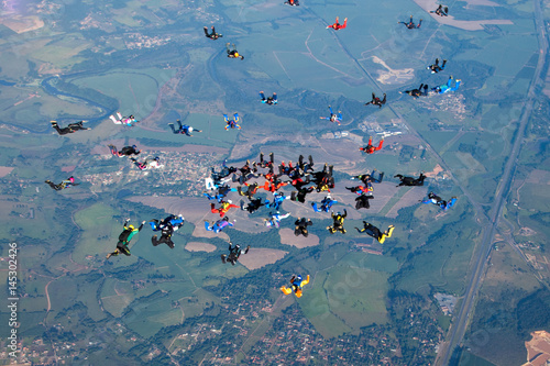 Fotografie building a 72way skydive