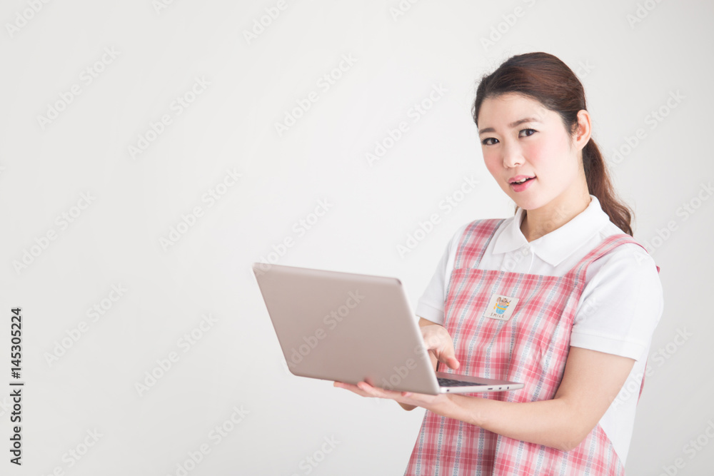エプロン姿の女性・白バック エプロン姿の女性・白バック