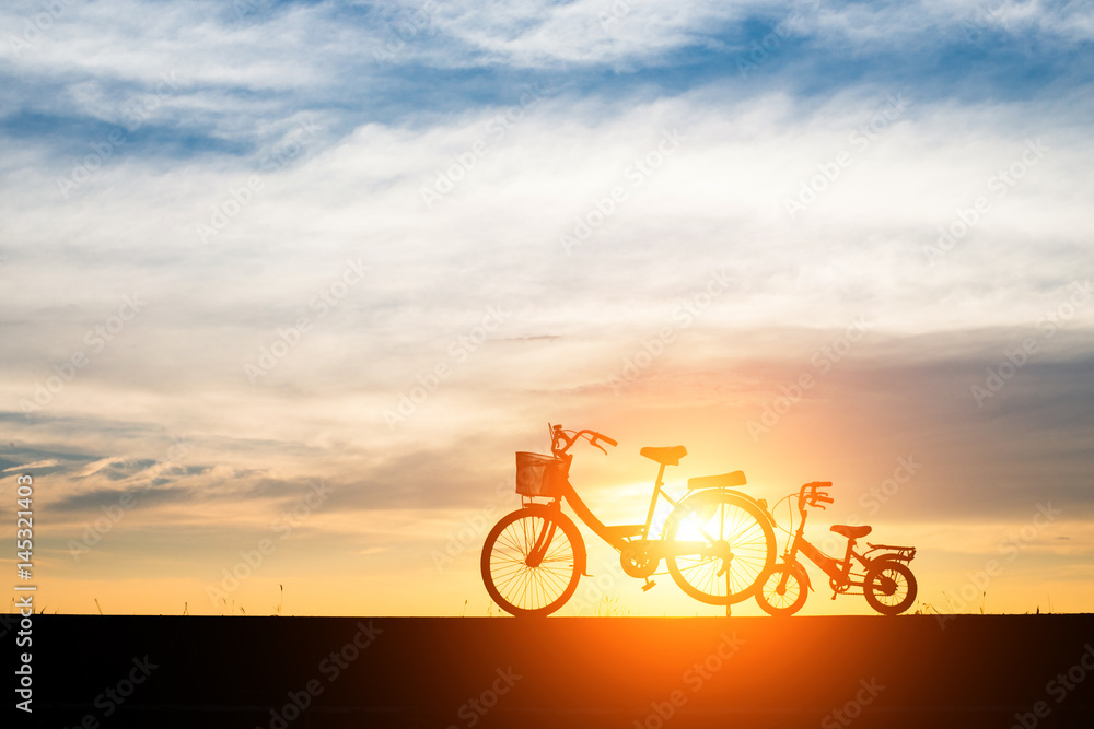 Fototapeta premium Two Silhouette vintage bicycle at sunset.