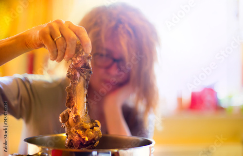 eine Frau hat keine Lust Essen zu kochen
