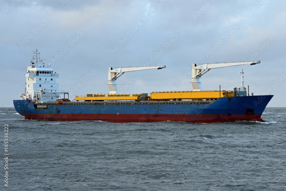 Frachtschiff stoppt vor Cuxhaven