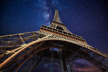 Poster Eiffelturm Beleuchteter Eiffelturm bei Nacht  © ValentinValkov